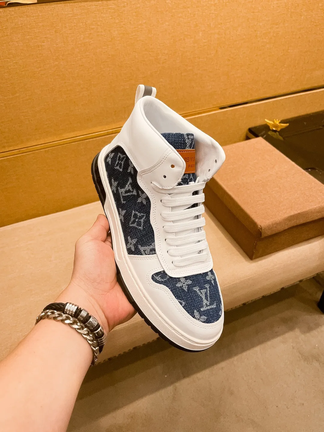 Men's shoes 💰 440💰【 LV 】🔥 Louis Vuitton, high-end men's shoes brand, official website 1:1 latest masterpiece: the upper is made of first-layer cowhide imported from Italy with a comfortable and breathable lining➕original non-slip and wear-resistant outsole🔥, making walking more convenient and comfortable! An exclusive new model, a stunning work, a beautiful 1:1 replica [color] compared to the official quality! Create a fashionable personality to set off your uniqueness! A must-have for trendy men! Classic🔥Size: 38-44 Color: 🔥Multiple colors available🔥